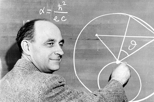 Enrico Fermi en la pizarra