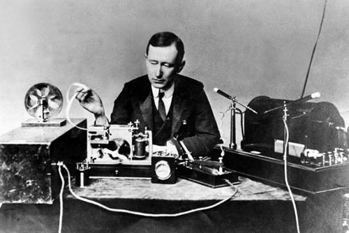 Marconi con un aparato similar al usado para transmitir la primera señal transatlántica