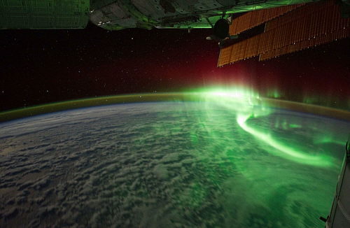 Auroras y Estación Espacial Internacional en la termosfera